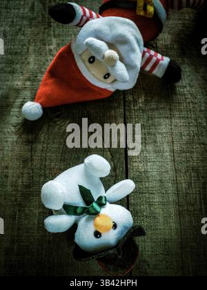 23 agosto 2015 - composizione natalizia con Babbo Natale giocattolo e pupazzo di neve su sfondo in legno. (Immagine di credito: © Igor Goloniov tramite filo ZUMA) Foto Stock