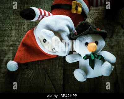23 agosto 2015 - composizione natalizia con Babbo Natale giocattolo e pupazzo di neve su sfondo in legno. (Immagine di credito: © Igor Goloniov tramite filo ZUMA) Foto Stock