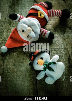 23 agosto 2015 - composizione natalizia con Babbo Natale giocattolo e pupazzo di neve su sfondo in legno. (Immagine di credito: © Igor Goloniov tramite filo ZUMA) Foto Stock