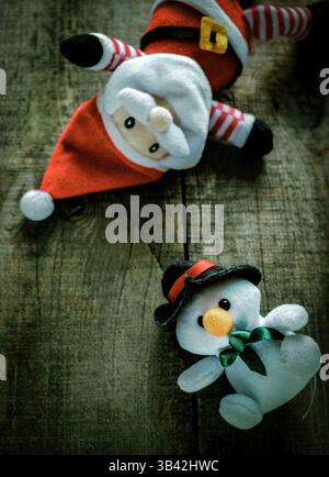 23 agosto 2015 - composizione natalizia con Babbo Natale giocattolo e pupazzo di neve su sfondo in legno. (Immagine di credito: © Igor Goloniov tramite filo ZUMA) Foto Stock