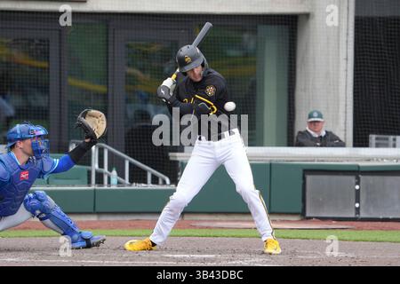 APRILE 27 2025: Il secondo base di Salt Lake City Chad Stevens (35) fa una passeggiata durante la partita con Oklahoma City Comets e Salt Lake Bees tenutasi allo Smiths Field di Salt Lake Ut. David Seelig/Cal Sport medi Foto Stock
