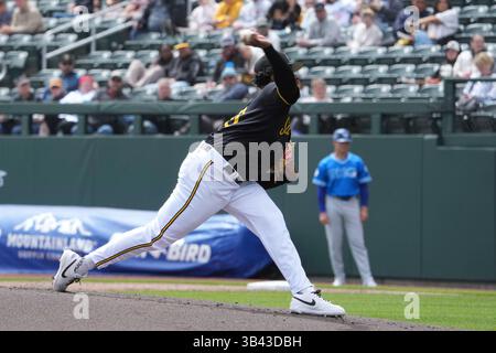 APRILE 27 2025: Il lanciatore di api di Salt Lake Touki Toussaint (10) lancia un campo durante la partita con Oklahoma City Comets e Salt Lake Bees tenutasi allo Smiths Field di Salt Lake Ut. David Seelig/Cal Sport medi Foto Stock