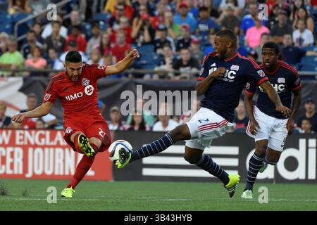 1 agosto 2015 - Foxborough, Massachusetts, Stati Uniti - l'attaccante del Toronto FC Luke Moore (27) e il difensore della New England Revolution Andrew Farrell (2) combattono per il pallone durante la partita della MLS tra il Toronto FC e la New England Revolution tenutasi al Gillette Stadium di Foxborough Massachusetts. I Revolution sconfiggono il Toronto FC 3-1. Eric Canha/CSM(immagine di credito: © Eric Canha/Cal Sport Media/ZUMAPRESS.com) Foto Stock