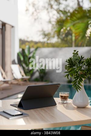 Un computer portatile e un telefono posizionati accanto a una tazza di caffè su un tavolo di legno accanto alla piscina vuota. Angolo rilassante. Rappresentazione 3D, illustrazione 3D. Foto Stock