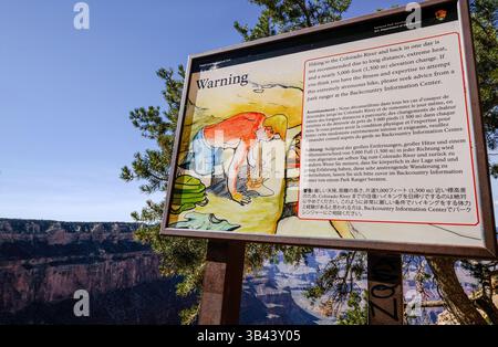 Cartello segnaletico per gli escursionisti circa la disidratazione al Grand Canyon, Arizona. Il cartello è scritto in inglese, francese, tedesco e giapponese. Foto Stock