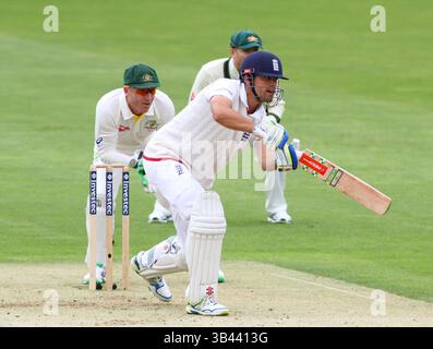 CARDIFF, GALLES - 08 LUGLIO: Alastair Cook d'Inghilterra batte durante il primo giorno del primo Investec Ashes test match, al SSE Swalec Ground l'8 luglio 2015 a Cardiff, Galles. (Foto di Mitchell Gunn/ESPA) *** didascalia locale (immagine di credito: © ESPA Photo Agency/Cal Sport Media/ZUMAPRESS.com) Foto Stock