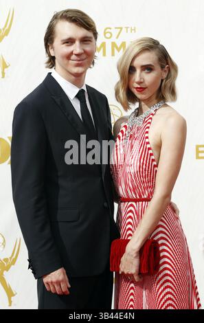 20 settembre 2015 - Los Angeles, California, Stati Uniti - PAUL DANO, LEFT, E ZOE KAZAN sul Red carpet durante gli arrivi per il 67° Emmy Awards tenutosi al Microsoft Theater. (Immagine di credito: © Alex Gallardo via ZUMA Wire) Foto Stock