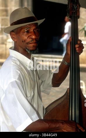 16 maggio 2015 - Cuba - musica di strada nella Vecchia Habana, Cuba, Indie occidentali, America centrale. Double Bass Player Havana Cuba Caribbean (immagine di credito: © Sergi Reboredo/ZUMA Wire/ZUMAPRESS.com) Foto Stock