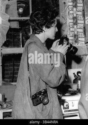 21 dicembre 1968 - Una donna fotografa sul set di 'Vu Du Pont' ': This Female, EStG Inge Morath, fotografa Pocession Miss Talent e That One Note from around much time, nelle vicinanze Famous American Writer of Arthur Miller,. Inge Morath Un seguito che durerà A Parigi o supervisionerà Tourange il Film 'Vu Du Pont' quello che Raf Vallone e Raymond Pellergrin Tournent Actuellment nello Studio D'Epinay D'Apres il suo pezzo. Solo che le era permesso scattare foto da Plateau. NPM / Inge Morath Photograhiee nelle sue funzioni da Photgraphe, Skate su 'vi Du Pont' 'Aux Studios D'epinay. (Immagine di credito: © Key Foto Stock