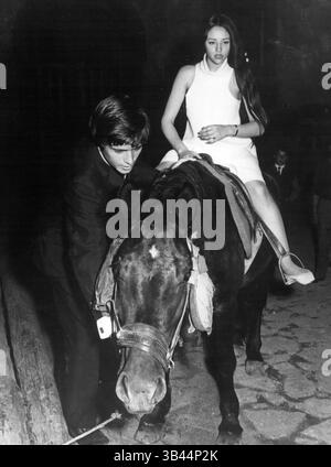 20 dicembre 1972 - Romeo e Giulietta-fuori schermo: Civita di Barnoregio, la città morente, così chiamata perché l'erosione sta facendo il caos con questa città italiana non lontana da Roma, sarà immortalata dal regista Franco Zaffirelli nel suo prossimo Romeo e giulietta. Le riprese della tragedia di Shakespeare sono già iniziate e le due giovani stelle hanno completato la loro prima prova davanti alle telecamere. Spettacoli fotografici. Il regista e olivia Eusse, quindicenne attrice londinese e la sua co-protagonista, anch'essa sconosciuta, leonard Whiting (17). Entrambi i giovani sono stati scelti dal regista italiano di amon Foto Stock