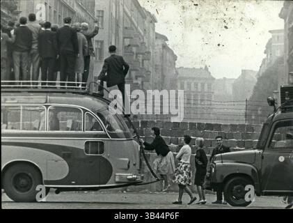 26 febbraio 2012 - giro turistico lungo il muro di confine rosso Ã¢â‚¬â€œ fa parte dei viaggi effettuati da autobus turistici della Germania Ovest durante il viaggio di andata e ritorno attraverso Berlino. Nei luoghi interessanti, gli autobus fermano e i turisti si arrampicano sulla cima per dare un'occhiata e scattare foto sopra il muro. Keystone Berlin 25-9-61 (immagine di credito: © Keystone Pictures USA/ZUMAPRESS.com) Foto Stock