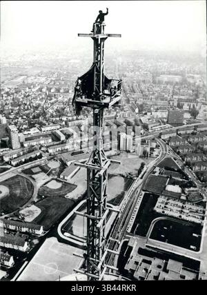 25 febbraio 2012 - in cima al suo lavoro! Arrivare in cima a un lavoro a volte può rivelarsi più difficile di quanto sembri, ma per questo operaio edile di Francoforte, nella Germania Ovest, si è rivelato essere solo una salita diretta. In effetti, la torre alta è una nuova antenna TV per questa parte della Germania Ovest. Una volta completata, si innalzerà per 331 metri di altezza e diventerà il punto più alto dell'Europa occidentale. (Immagine di credito: © Keystone Pictures USA/ZUMAPRESS.com) Foto Stock