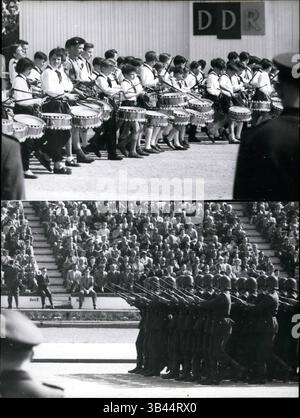 25 febbraio 2012 - manifestazioni del giorno di maggio nella zona est di Berlino Ã¢â‚¬â€œ Top: Ã¢â‚¬Å“Young PioneersÃ¢â‚¬Â in marcia davanti alla tribuna onoraria in Piazza Marx Engels. Fondo: I soldati della cosiddetta Ã¢â‚¬Å“National PeopleÃ¢â‚¬â„¢s ArmyÃ¢â‚¬Â sfilano di fronte ai loro leader socialisti. Immagine Keystone del 2 maggio 59 (immagine di credito: © Keystone Pictures USA/ZUMAPRESS.com) Foto Stock
