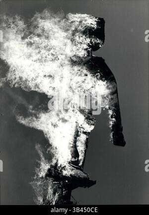 24 febbraio 2012 - tradizionale sfilata primaverile a Zurigo Ã¢â‚¬â€œ l'esplosione di un pupazzo di neve artificiale in cima a un enorme incendio tradizionalmente pone fine alla Ã¢â‚¬Å“SechselautenÃ¢â‚¬Â , una sfilata primaverile delle gilde a Zurigo (Svizzera). I membri delle corporazioni marciano in costumi storici del loro commercio attraverso il centro della città per riunirsi intorno al pupazzo di neve alla fine della parata. L'evento si è svolto il 23 aprile 25-04-90 (immagine di credito: © Keystone Pictures USA/ZUMAPRESS.com) Foto Stock