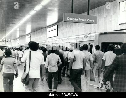 24 feb. 2012 - Metro RioÃ¢â‚¬â„¢Ã¢â‚¬â€œ persone che prendono il treno. Marzo 1979, Rio de Janeiro, Brasile. (Immagine di credito: © Keystone Pictures USA/ZUMAPRESS.com) Foto Stock