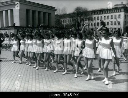 25 feb. 2012 - giorno di maggio in Bulgaria 1967 : Sofia giovani durante la manifestazione. (Immagine di credito: © Keystone Pictures USA/ZUMAPRESS.com) Foto Stock