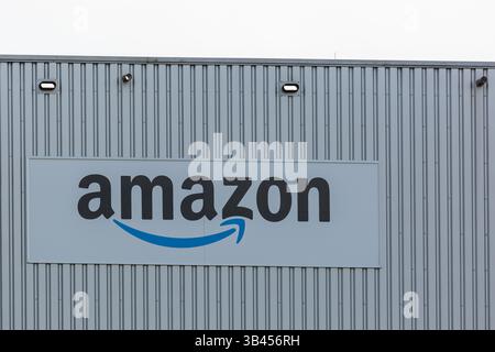 Neuwied, Germania - 20 giugno 2021: Logo Amazon sulla parete di un centro logistico Foto Stock