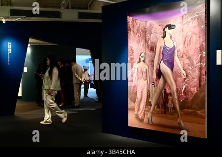 Hong Kong, Cina. 28 aprile 2025. Le persone visualizzano gli articoli delle aste durante le anteprime di Poly Auction Hong Kong Spring Auctions 2025 il 28 aprile 2025 a Hong Kong, Cina. Crediti: Li Zhihua/China News Service/Alamy Live News Foto Stock