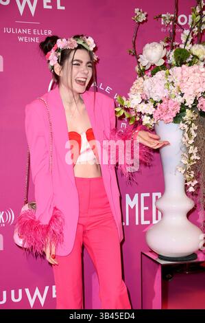 Klaudia Giez beim Grand Opening des neuen Deli und Eventlocation W66 a cura del Wild & Wiese im Museum für Kommunikation. Berlino, 29.04.2025 *** Klaudia Giez alla grande apertura della nuova gastronomia e location per eventi W66 di Wild Wiese al Museum for Communication Berlin, 29 04 2025 foto:Xn.xKubelkax/xFuturexImagex w66 5436 Foto Stock