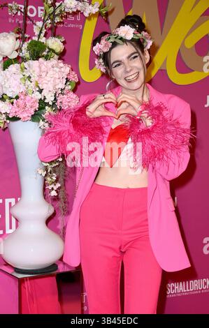 Klaudia Giez beim Grand Opening des neuen Deli und Eventlocation W66 a cura del Wild & Wiese im Museum für Kommunikation. Berlino, 29.04.2025 *** Klaudia Giez alla grande apertura della nuova gastronomia e location per eventi W66 di Wild Wiese al Museum for Communication Berlin, 29 04 2025 foto:Xn.xKubelkax/xFuturexImagex w66 5438 Foto Stock