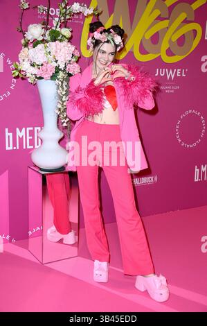 Klaudia Giez beim Grand Opening des neuen Deli und Eventlocation W66 a cura del Wild & Wiese im Museum für Kommunikation. Berlino, 29.04.2025 *** Klaudia Giez alla grande apertura della nuova gastronomia e location per eventi W66 di Wild Wiese al Museum for Communication Berlin, 29 04 2025 foto:Xn.xKubelkax/xFuturexImagex w66 5433 Foto Stock