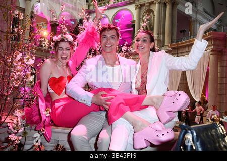 Klaudia Giez, Julian David e Rebecca Kunikowski beim grande apertura des neuen Deli und Eventlocation W66 a cura del Wild & Wiese im Museum für Kommunikation. Berlino, 29.04.2025 *** Klaudia Giez, Julian David e Rebecca Kunikowski in occasione dell'inaugurazione della nuova gastronomia e location per eventi W66 di Wild Wiese al Museum of Communication Berlin, 29 04 2025 foto:Xn.xKubelkax/xFuturexImagex w66 5549 Foto Stock