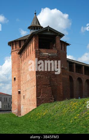 Kolomna, torre granovitaya. Frammento di antiche mura della fortezza e della Torre Granovitaya. Cremlino Kolomna Foto Stock