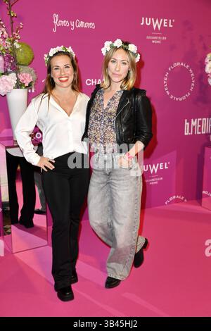 Sarah und Sina Tkotsch bei dem motto Cherry Blossom in Pastellfarben und mit Blütenkränzen im Haar feiern das Grand Opening Event des W66 im Museum für Kommunikation a Berlino AM 29.04.2025 *** Sarah e Sina Tkotsch con il motto Cherry Blossom in colori pastello e con ghirlande di fiori nei capelli celebrano il grande evento di apertura del W66 al Museum for Communication di Berlino il 29 04 2025 Foto Stock