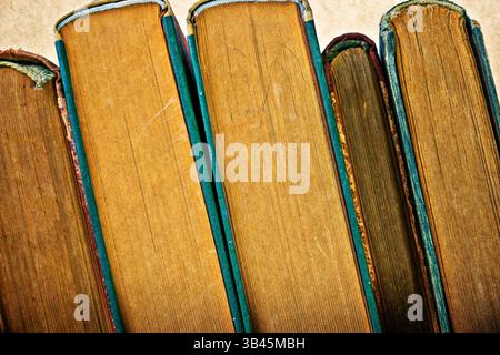 Una pila di vecchi libri di fila da vicino. Foto Stock