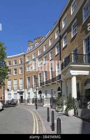 Terrazza di Crescent di case cittadine georgiane in Great Cumberland Place nel ricco quartiere di Marylebone, Regno Unito. Mostra l'ingresso a Montcalm Mayfair. Foto Stock