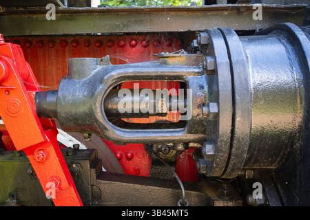 Un motore nero e rosso con una maniglia rossa. La maniglia rossa è fissata a una parte nera e argento del motore Foto Stock