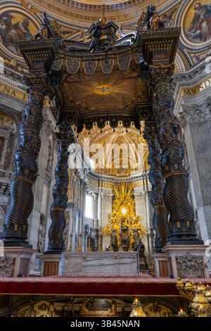 Basilica di San Pietro (Basilica Papale di San Pietro) all'interno del Vaticano, Roma, Italia. L'altare papale e il Baldacchino di Bernini con vista su Cathedra Foto Stock