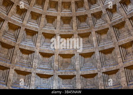 L'interno del Pantheon con primo piano della cupola in cemento a cassettoni, l'antico tempio romano a Roma, Italia. Foto Stock