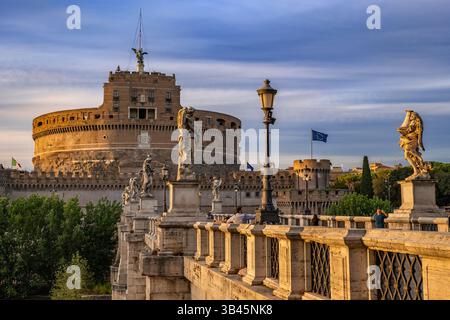Castel Sant Angelo (Castello del Santo Angelo) nella città di roma, Italia. Antico Mausoleo di Adriano e Ponte Sant'Angelo Foto Stock