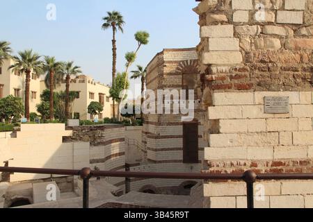 Antica torre romana della Fortezza di Babilonia nel Cairo copto, Egitto Foto Stock
