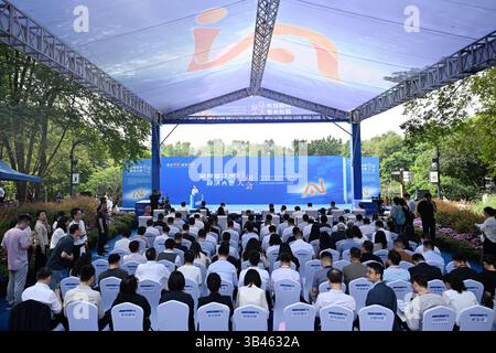 Guangzhou, Cina.28 aprile 2025. Il 4° Pazhou Algorithm Competition è stato lanciato a Guangzhou, capitale della provincia del Guangdong della Cina meridionale, il 28 aprile 2025. Gli scenari applicativi nei campi dell'intelligenza incorporata, dell'intelligenza del computer cerebrale, dell'economia a bassa quota erano esposti. Il formato del concorso di questo evento è stato pubblicato. Credito: Chen Chuhong/China News Service/Alamy Live News Foto Stock