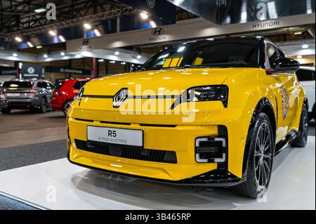 Riga, Lettonia - 25 aprile 2025: Un veicolo elettrico e-tech Renault R5 giallo spicca in una fiera automobilistica Foto Stock