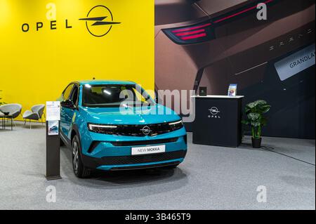 Riga, Lettonia - 25 aprile 2025: Una Opel Mokka blu è stata presentata ad un'esposizione automobilistica, sottolineando le sue caratteristiche di design moderno. Foto Stock