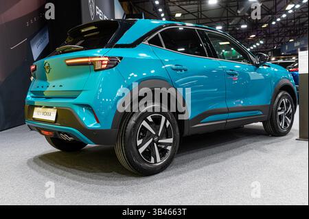 Riga, Lettonia - 25 aprile 2025: Un SUV compatto e vibrante presentato in fiera, che mostra il suo design moderno. Foto Stock