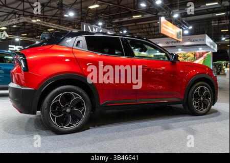 Riga, Lettonia - 25 aprile 2025: L'Alfa Romeo Junior SUV è esposto in modo preminente in una fiera automobilistica con elementi di design accattivanti. Foto Stock