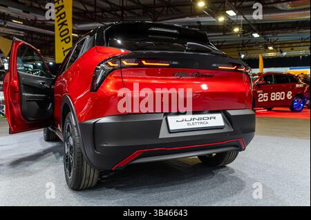 Riga, Lettonia - 25 aprile 2025: L'Alfa Romeo Junior SUV è esposto in modo preminente in una fiera automobilistica con elementi di design accattivanti. Foto Stock