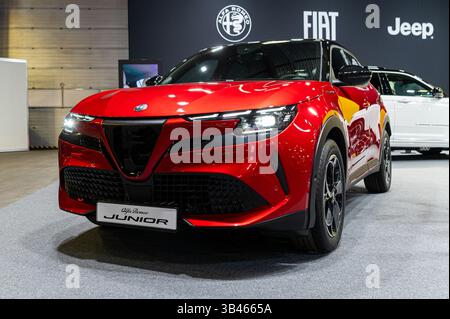 Riga, Lettonia - 25 aprile 2025: L'Alfa Romeo Junior SUV è esposto in modo preminente in una fiera automobilistica con elementi di design accattivanti. Foto Stock