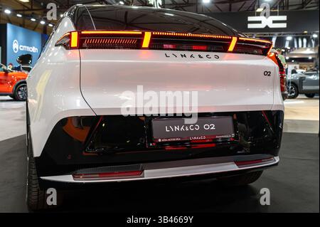 Riga, Lettonia - 25 aprile 2025: Lynk & Co O2 presentato ad una mostra di auto, con design e tecnologia unici. Foto Stock