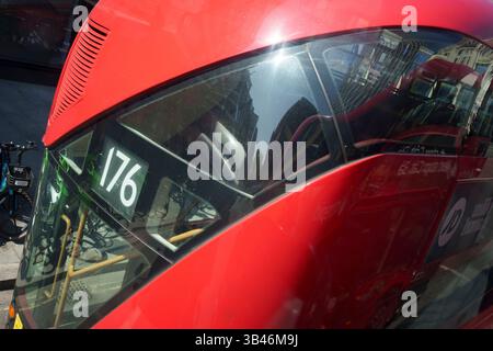 Una veduta aerea posteriore di un autobus Routemaster che serve il percorso 176, il 29 aprile 2025, a Londra, Inghilterra. Il percorso degli anni '176 va da Penge nel sud di Londra a Tottenham Court Road. Foto Stock