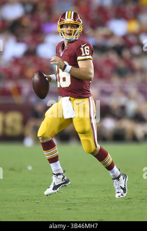 3 SETTEMBRE 2015 : il quarterback dei Washington Redskins Colt McCoy (16) si scaglia con il pallone durante il match pre-stagionale tra i Jacksonville Jaguars e i Washington Redskins al FedEx Field di Landover, MD. John Middlebrook/CSM(Credit Image: © John Middlebrook/CSM via ZUMA Wire) Foto Stock