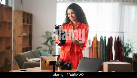 Donna felice, designer di gioielli o piccola azienda con accessori di moda per la merce a casa. Donna, venditore o proprietario di un negozio con un pezzo elegante Foto Stock