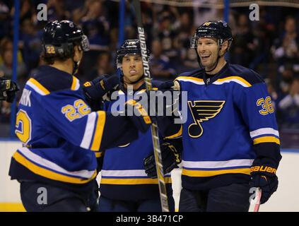1 ottobre 2015 - St. Louis, MO, USA - i St. Louis Blues', da sinistra, Kevin Shattenkirk, Jaden Schwartz e Troy Brouwer celebrano il primo gol di Brouwer contro i Chicago Blackhawks in pre-stagione allo Scottrade Center di St. Louis giovedì 1 ottobre 2015..i Blues hanno vinto, 5-2. (Immagine di credito: © David Carson/TNS via ZUMA Wire) Foto Stock