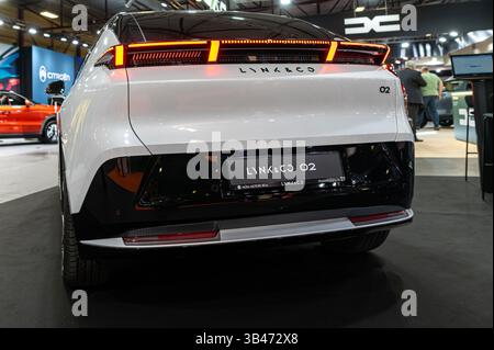 Riga, Lettonia - 25 aprile 2025: Presentazione di Lynk & Co O2 in una mostra automobilistica dal design elegante e dalle caratteristiche moderne Foto Stock