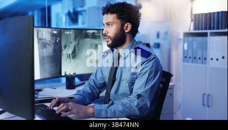 Sicurezza, computer e uomo in sala di controllo per sorveglianza, investigazione e servizio di protezione. Forze dell'ordine, schermo e persona con riprese Foto Stock