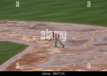 L'equipaggio dei Baltimore Orioles Grounds lavora per asciugare l'infield dopo il primo inning di una partita contro i Toronto Blue Jays all'Oriole Park a Camden Yards a Baltimore, MD, il 1 ottobre 2015. Foto/ Mike Buscher / Cal Sport Media (immagine di credito: © Mike Buscher/Cal Sport Media/Cal Sport Media) Foto Stock